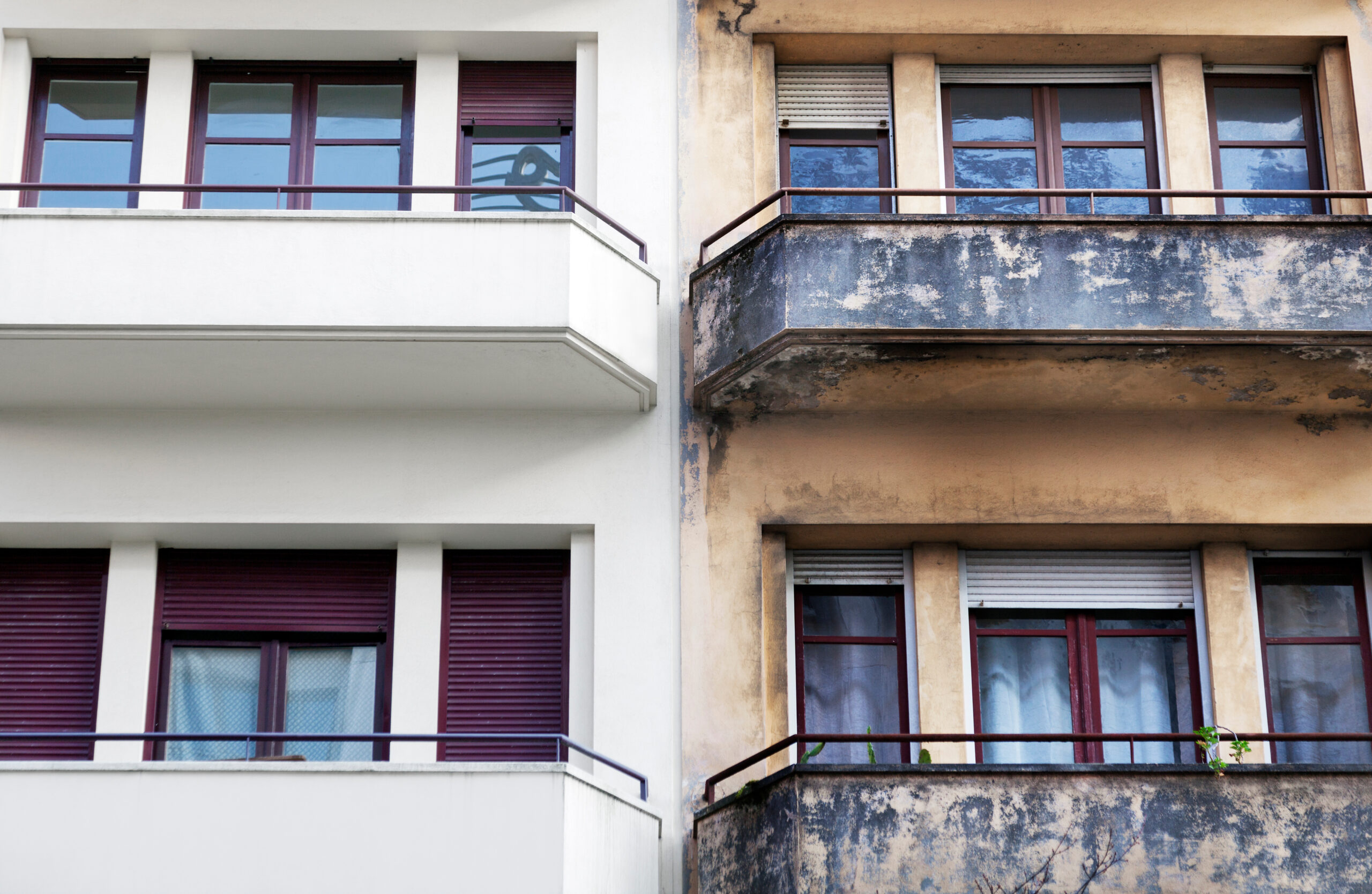 links zwei sarnierte und rechts zwei sarnierungsbedürftige Balkone