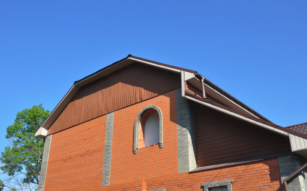 Mansarddach auf rotem Bauernhaus