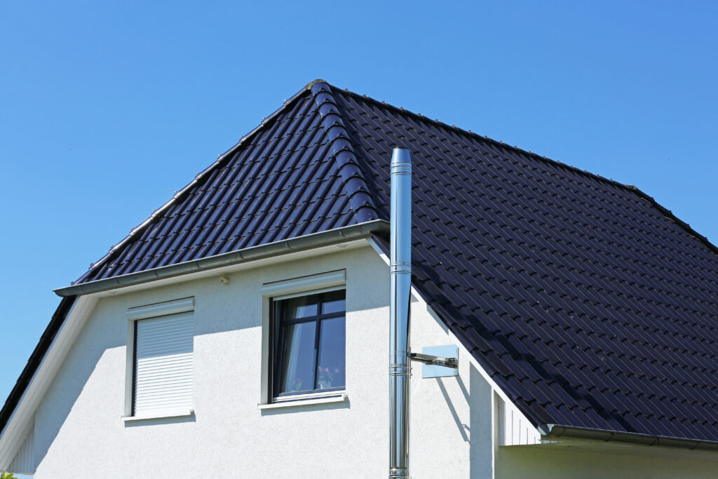 Walmdach mit blauen Ziegeln